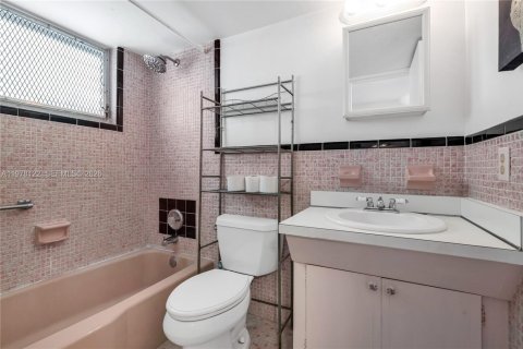 Condo in Miami Beach, Florida  № 2042043 - photo 8