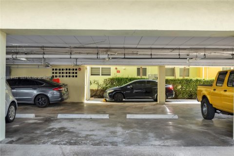 Condo in Miami Beach, Florida  № 2042043 - photo 16