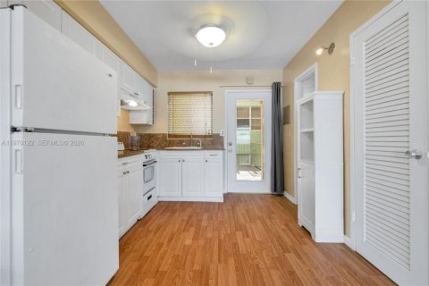 Condo in Miami Beach, Florida  № 2042043 - photo 9