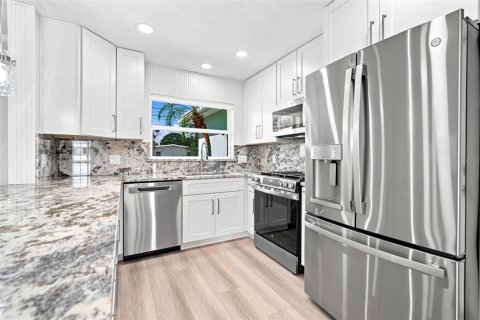 Villa ou maison à louer à Saint Petersburg, Floride: 3 chambres, 126.35 m2 № 2149895 - photo 8