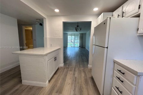 Condo in Pembroke Pines, Florida, 2 bedrooms  № 2038409 - photo 12