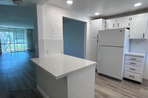 Condo in Pembroke Pines, Florida, 2 bedrooms  № 2038409 - photo 5