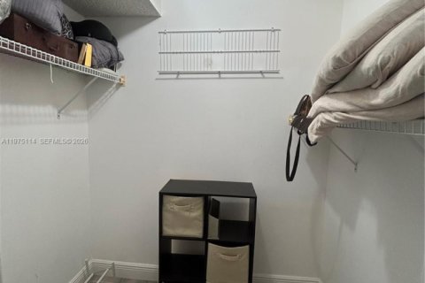 Condo in Pembroke Pines, Florida, 2 bedrooms  № 2038409 - photo 17