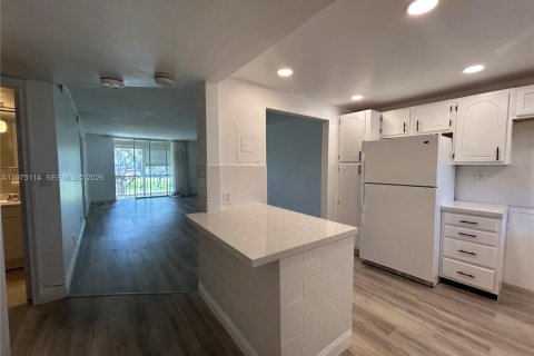 Condo in Pembroke Pines, Florida, 2 bedrooms  № 2038409 - photo 8