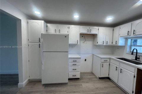 Condo in Pembroke Pines, Florida, 2 bedrooms  № 2038409 - photo 7