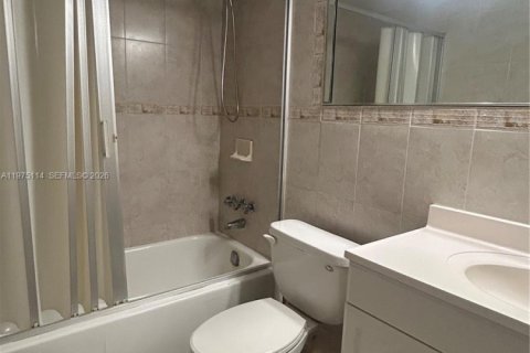 Condo in Pembroke Pines, Florida, 2 bedrooms  № 2038409 - photo 14