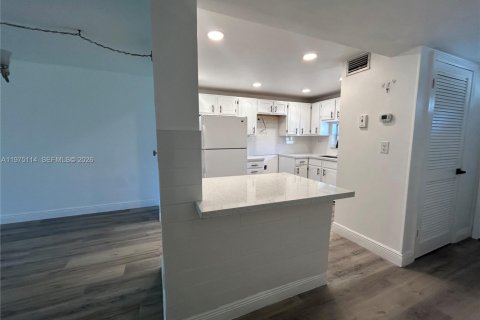 Condo in Pembroke Pines, Florida, 2 bedrooms  № 2038409 - photo 9