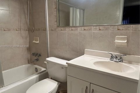 Condo in Pembroke Pines, Florida, 2 bedrooms  № 2038409 - photo 13