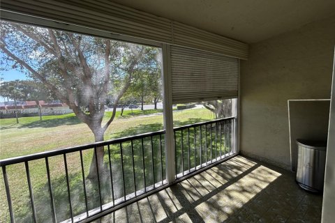 Condo in Pembroke Pines, Florida, 2 bedrooms  № 2038409 - photo 25