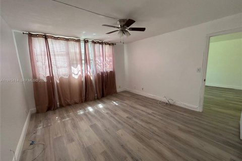 Condo in Pembroke Pines, Florida, 2 bedrooms  № 2038409 - photo 18