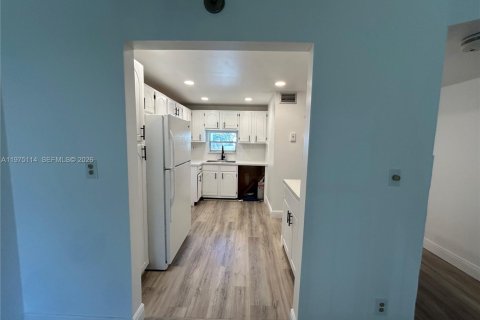 Condo in Pembroke Pines, Florida, 2 bedrooms  № 2038409 - photo 4