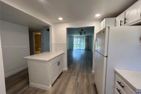 Condo in Pembroke Pines, Florida, 2 bedrooms  № 2038409 - photo 11