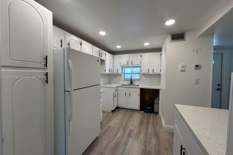 Condo in Pembroke Pines, Florida, 2 bedrooms  № 2038409 - photo 10