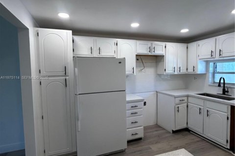 Condo in Pembroke Pines, Florida, 2 bedrooms  № 2038409 - photo 6