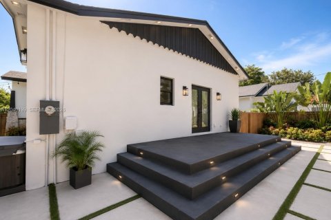 House in Miami, Florida 4 bedrooms, 159.51 sq.m. № 2087880 - photo 2