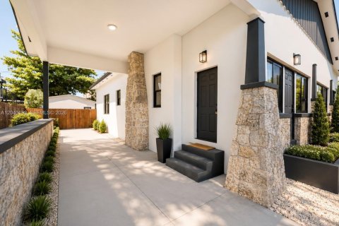 House in Miami, Florida 4 bedrooms, 159.51 sq.m. № 2087880
