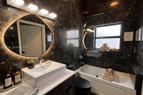 House in Miami, Florida 4 bedrooms, 159.51 sq.m. № 2087880 - photo 5