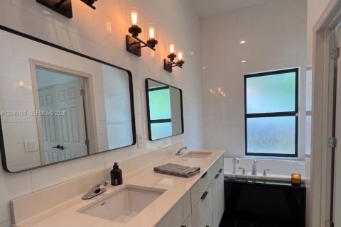 House in Miami, Florida 4 bedrooms, 159.51 sq.m. № 2087880 - photo 12