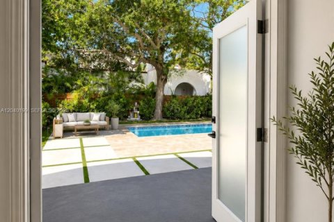 House in Miami, Florida 4 bedrooms, 159.51 sq.m. № 2087880 - photo 9