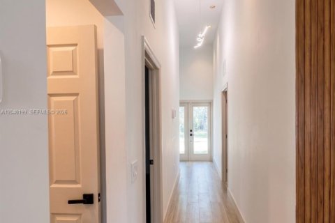 House in Miami, Florida 4 bedrooms, 159.51 sq.m. № 2087880 - photo 6