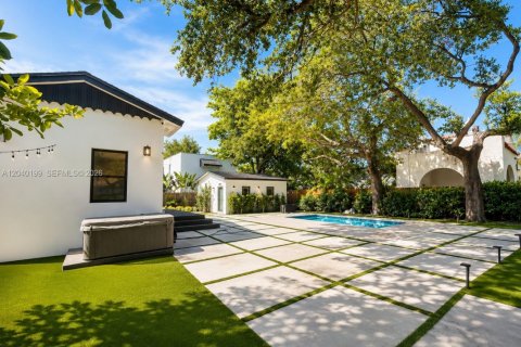 House in Miami, Florida 4 bedrooms, 159.51 sq.m. № 2087880 - photo 15
