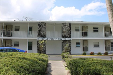 Condo in Sarasota, Florida, 1 bedroom № 2203890 - photo 2