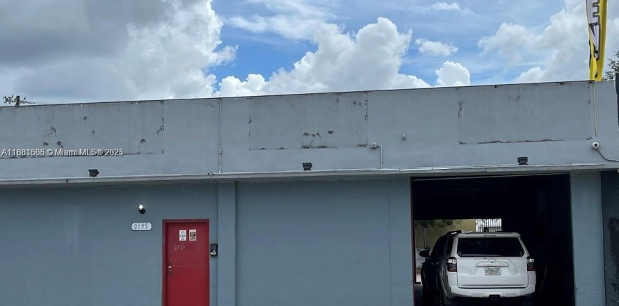 Commercial property in Miami, Florida № 2091091
