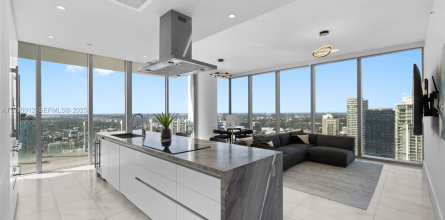 Кондоминиум с 2 спальнями в Майами, Флорида № 1993273