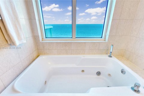 Купить отель в Форт-Лодердейл, Флорида 1 спальня, 95.5м2, № 2015468 - фото 11