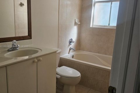 Townhouse in Miami, Florida 3 bedrooms, 134.89 sq.m. № 1946234 - photo 11