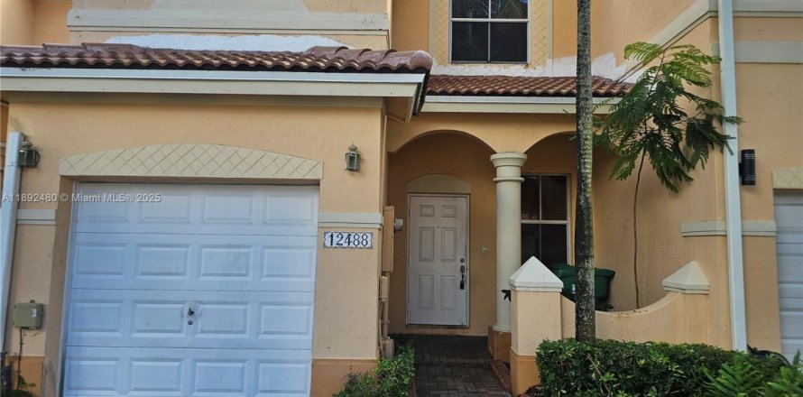 Townhouse in Miami, Florida 3 bedrooms, 134.89 sq.m. № 1946234