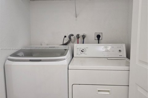 Townhouse in Miami, Florida 3 bedrooms, 134.89 sq.m. № 1946234 - photo 10