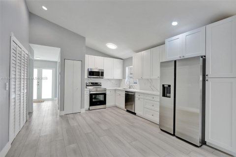House in Coconut Creek, Florida 3 bedrooms, 122.54 sq.m. № 1817712 - photo 3
