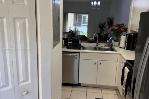 Condo in Doral, Florida, 2 bedrooms  № 1953510 - photo 11