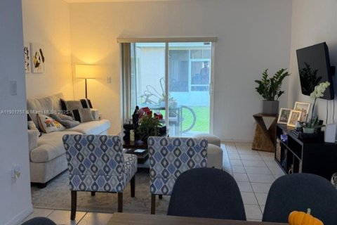 Condo in Doral, Florida, 2 bedrooms  № 1953510 - photo 1