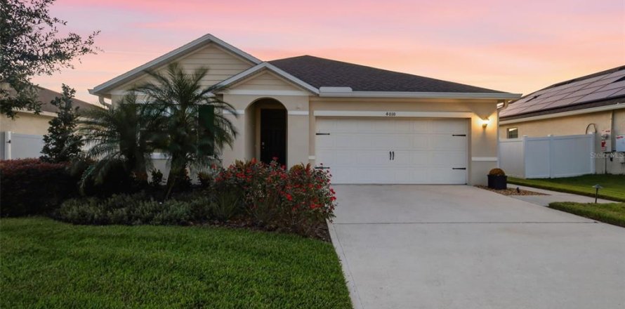 House in Sanford, Florida 3 bedrooms, 157.66 sq.m. № 2420149