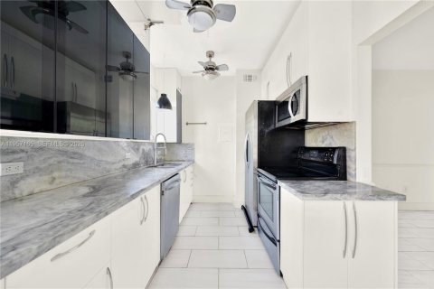 Condominio en alquiler en Miami Beach, Florida, 2 dormitorios, 73.39 m2 № 2011214 - foto 11