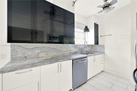 Condominio en alquiler en Miami Beach, Florida, 2 dormitorios, 73.39 m2 № 2011214 - foto 12