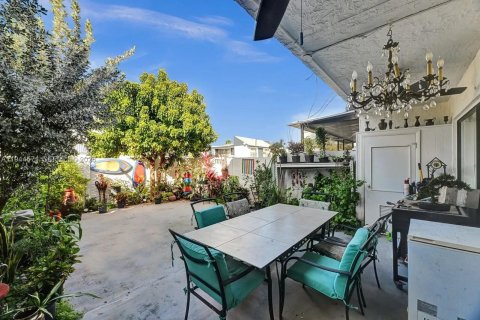 Touwnhouse à vendre à Miami, Floride: 3 chambres, 212 m2 № 2001341 - photo 2