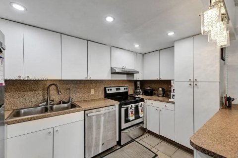 Touwnhouse à vendre à Miami, Floride: 3 chambres, 212 m2 № 2001341 - photo 7