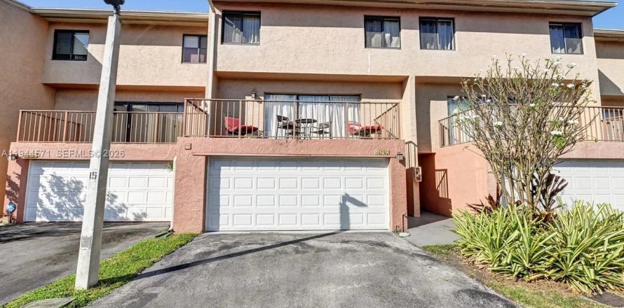 Touwnhouse à Miami, Floride 3 chambres, 212 m2 № 2001341