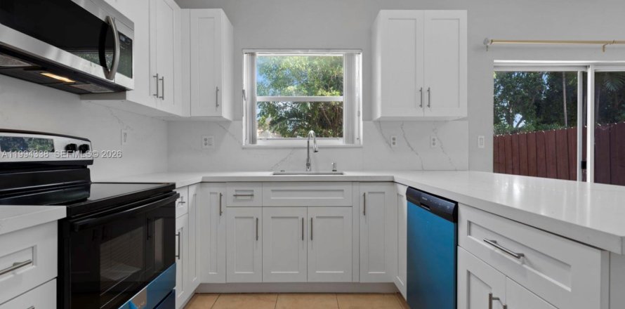 Adosado en Miramar, Florida 4 dormitorios, 180.14 m2 № 2056378