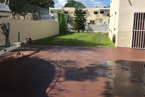 House in Miami, Florida 3 bedrooms, 141.21 sq.m. № 2035221 - photo 4
