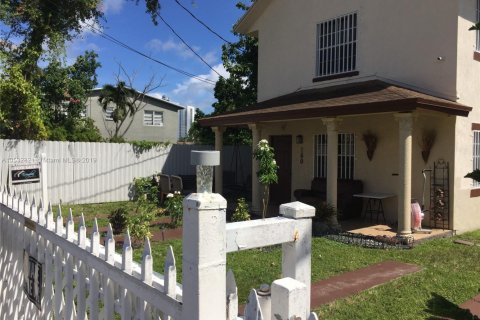 House in Miami, Florida 3 bedrooms, 141.21 sq.m. № 2035221