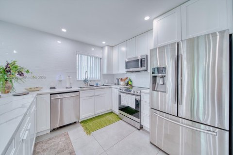 Propiedad comercial en venta en Miami, Florida, 273.5 m2 № 2030074 - foto 4