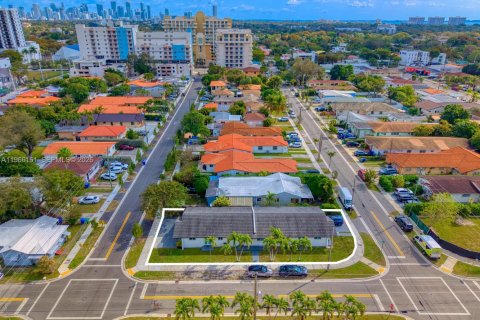 Propiedad comercial en Miami, Florida 273.5 m2 № 2030074