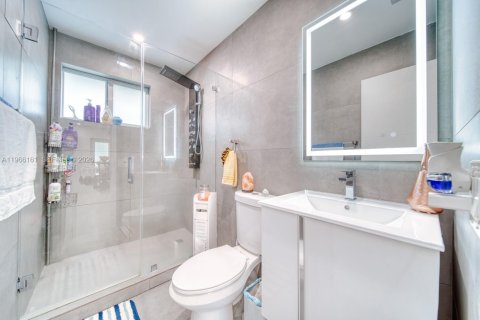 Propiedad comercial en venta en Miami, Florida, 273.5 m2 № 2030074 - foto 3