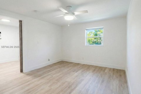 Villa ou maison à louer à Miami, Floride: 1 chambre, 240.52 m2 № 2041825 - photo 7