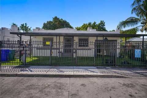 Villa ou maison à louer à Miami, Floride: 1 chambre, 240.52 m2 № 2041825 - photo 15