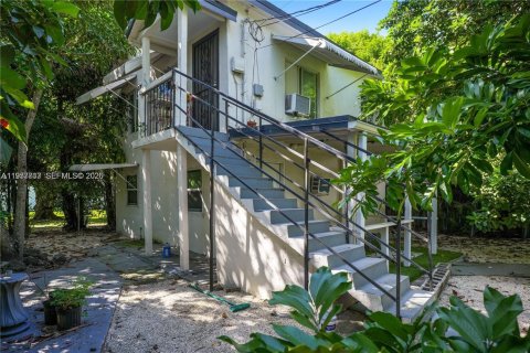 Villa ou maison à louer à Miami, Floride: 1 chambre, 240.52 m2 № 2041825 - photo 10